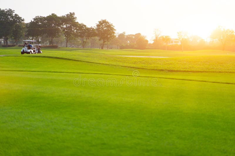 Bonheur des golfeurs sur la piste avec la course images libres de droits Bonheur des golfeurs sur la piste avec la course images libres de droits