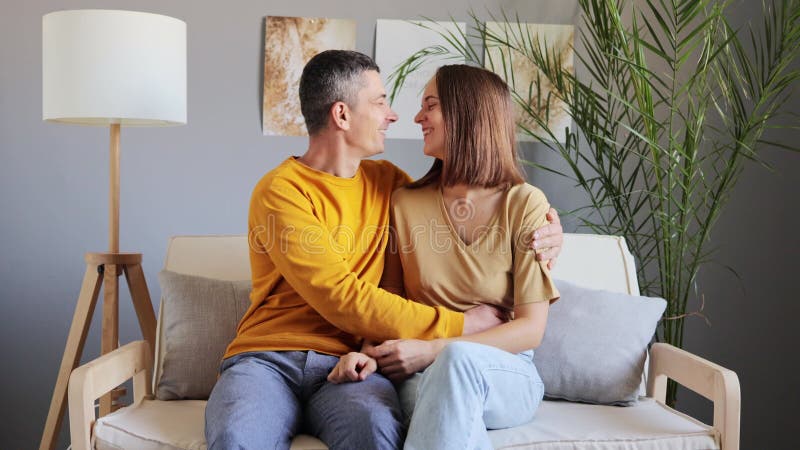 Bonheur. divertissement et détente. soin et romantisme. relation. couple romantique femme et homme en vêtements décontractés banque de vidéos