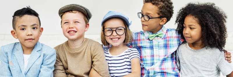 Bonheur espiègle d'unité d'amitié d'enfants photographie stock Bonheur espiègle d'unité d'amitié d'enfants photographie stock