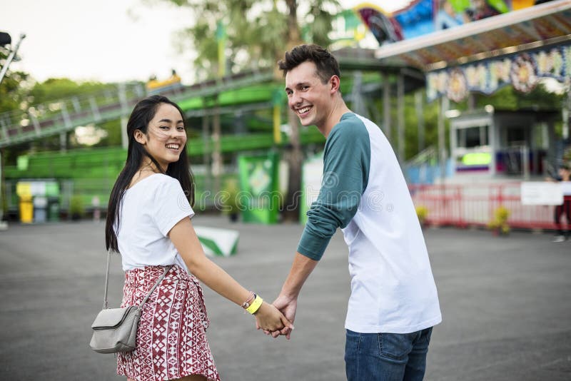 Bonheur espiègle de fête C de fête foraine de parc d'attractions de datation de couples photographie stock Bonheur espiègle de fête C de fête foraine de parc d'attractions de datation de couples photographie stock