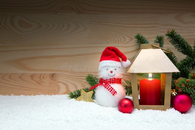 Bonhomme de neige avec des décorations de Noël et latern photographie stock libre de droits Bonhomme de neige avec des décorations de Noël et latern photographie stock libre de droits