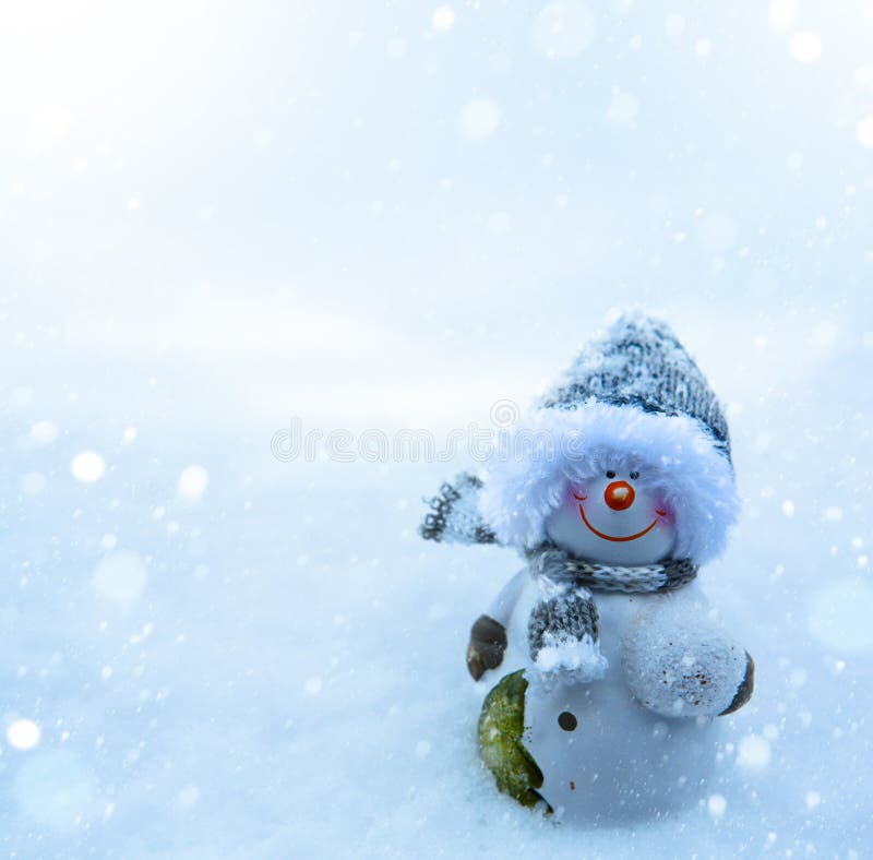 Bonhomme de neige de Noël et fond bleu de neige image libre de droits Bonhomme de neige de Noël et fond bleu de neige image libre de droits