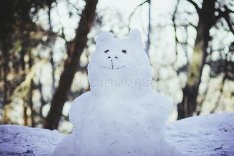 Bonhomme de neige russe en hiver dans la forêt images stock Bonhomme de neige russe en hiver dans la forêt images stock