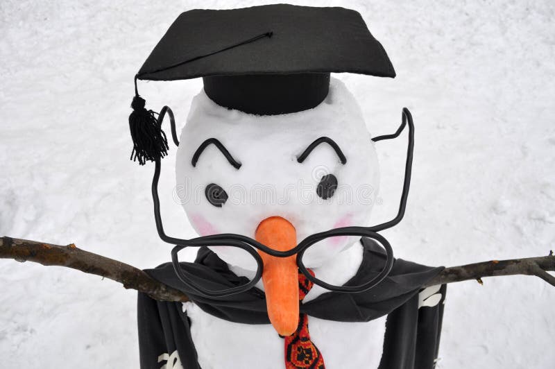 Bonhomme de neige à lunettes dans le style d'étudiant photo stock Bonhomme de neige à lunettes dans le style d'étudiant photo stock