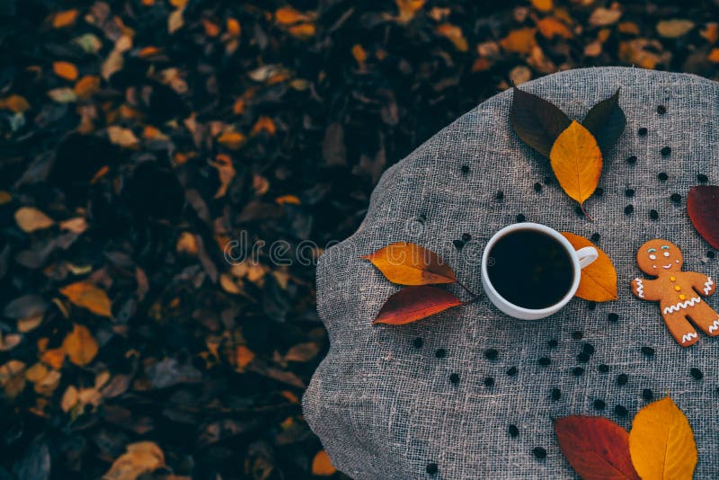 Vue De Dessus De La Tasse De Café Avec Feuille D'automne Et Cuillère