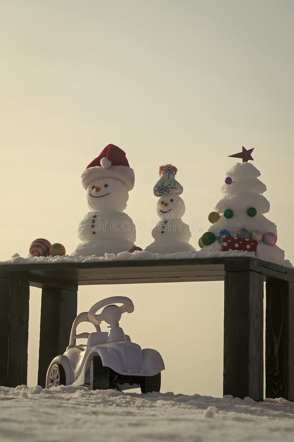 Bonhommes de neige et arbre de Noël avec les babioles et la boîte actuelle photographie stock Bonhommes de neige et arbre de Noël avec les babioles et la boîte actuelle photographie stock