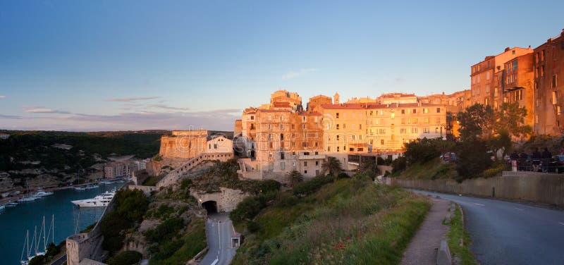 Bonifacio-Panorama bei Sonnenuntergang, Korsika, Frankreich stockbilder Bonifacio-Panorama bei Sonnenuntergang, Korsika, Frankreich stockbilder