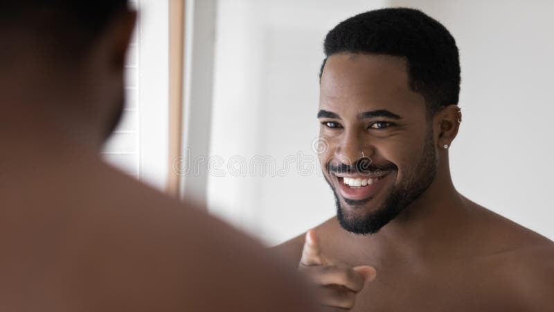 Sentir Pura Felicidade. Homem Na Camisa Xadrez. Cara Feliz Com Cabelo  Elegante. Jovem Estudante Isolado Em Pano De Fundo Branco. H Foto de Stock  - Imagem de backdrop, beleza: 224878040