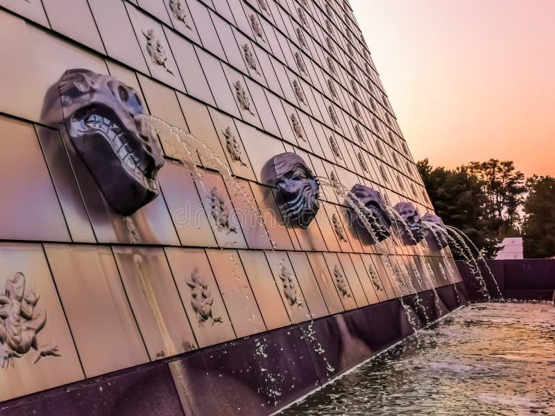 Bonita e moderna fonte de água, cabeças pulverizando jatos de água, jardim e arquitetura urbana imagens de stock Bonita e moderna fonte de água, cabeças pulverizando jatos de água, jardim e arquitetura urbana imagens de stock
