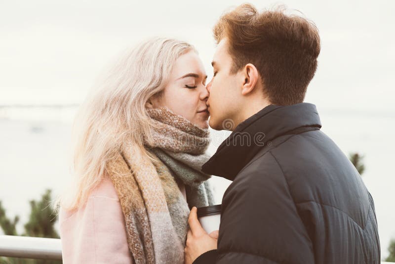 Linda garota beijando garoto na bochecha, feliz dia dos namorados