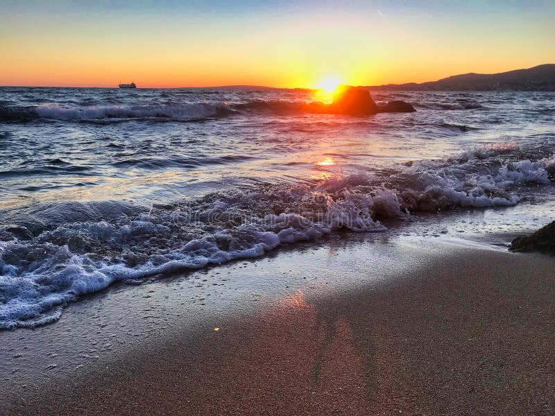 Bonita Puesta De Sol En La Playa Y El Lado Del Mar De España Imagen de  archivo - Imagen de oscuridad, amanecer: 158332851