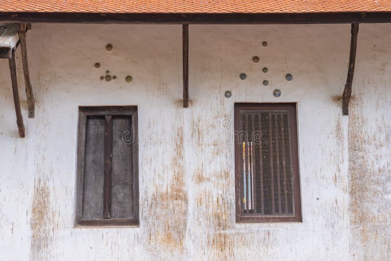 Bonitas xÃ­caras e parafusos decorados na parede foto de stock royalty free