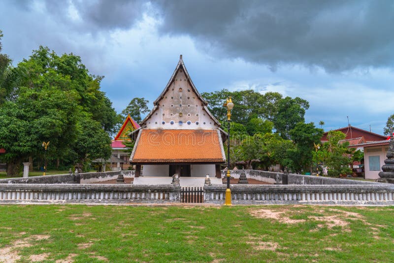 Lindas chávenas e taças decoradas na parede imagem de stock royalty free