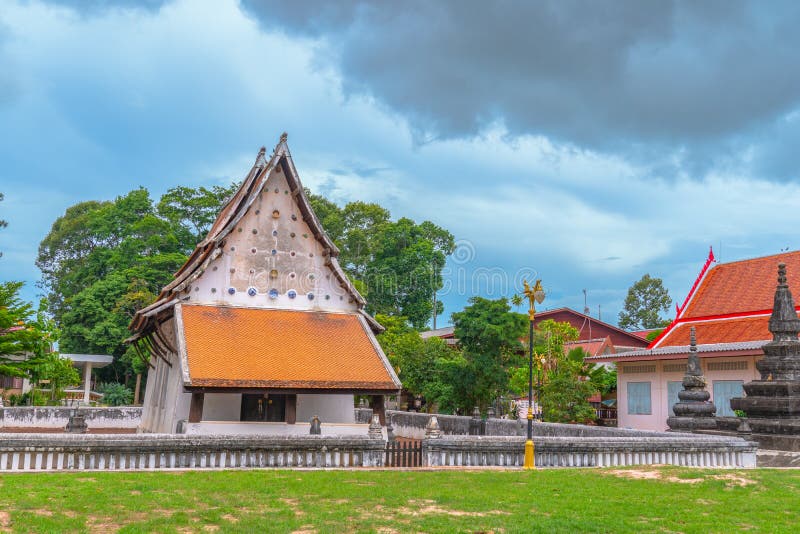 Bonitas xÃ­caras e parafusos decorados na parede imagens de stock royalty free