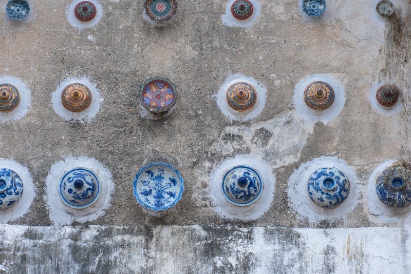 Bonitas xÃ­caras e parafusos decorados na parede fotos de stock