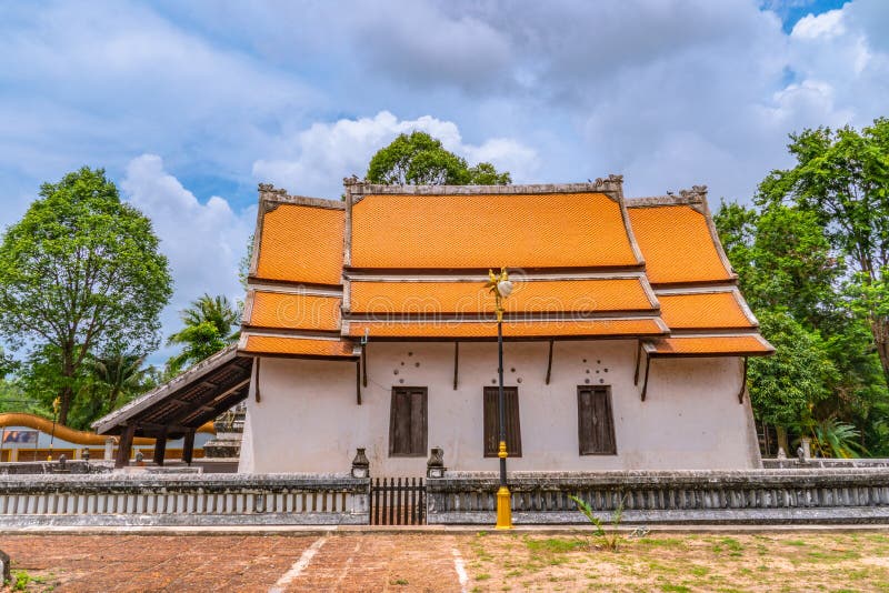 Lindas taças e tigelas decoradas na parede fotos de stock royalty free