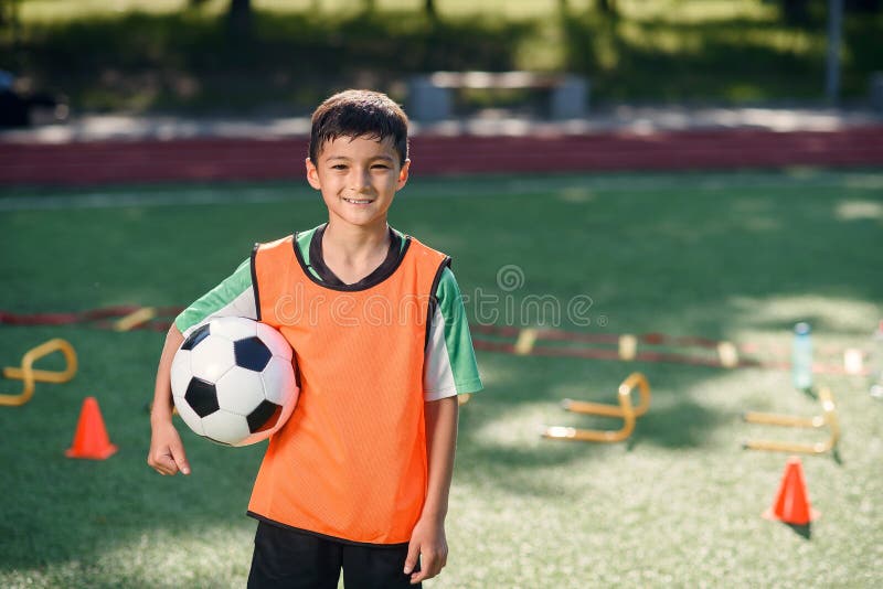 Um Jovem Jogador De Futebol Machucou Sua Perna Durante O Jogo E Bola No  Campo. Lesão Infantil No Conceito Desportivo. Cópia Foto de Stock - Imagem  de joelho, futebolista: 176890416