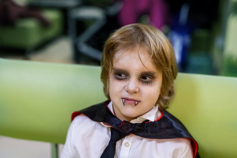 Bonitinho E Adorável Garoto Caucasiano Em Roupa De Vampiro De Dracula E  Maquiagem De Pintura Facial Sentado No Interior Das Crianç Foto de Stock -  Imagem de divertimento, monstro: 191307008