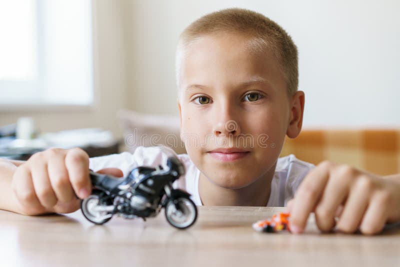 Bolo Da Motocicleta (criança) Foto de Stock - Imagem de motocicleta,  enchido: 20772734