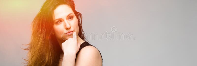 Bonito consideravelmente seguro emocional mais a posição modelo do tamanho no estúdio que mostra lhe a beleza no fundo cinzento foto de stock royalty free Bonito consideravelmente seguro emocional mais a posição modelo do tamanho no estúdio que mostra lhe a beleza no fundo cinzento foto de stock royalty free