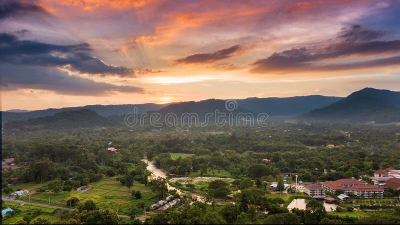 Bonito do por do sol na montanha e na paisagem de Nakhonnayok imagens de stock Bonito do por do sol na montanha e na paisagem de Nakhonnayok imagens de stock