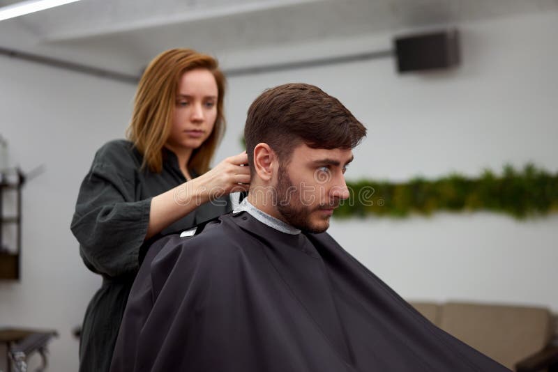 Joven Y Hermosa Mujer Caucásica Peluquera Corta Barba Hombre