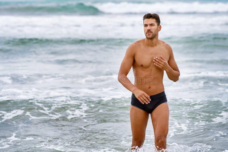 Bonito Hombre Muscular Bañándose En La Playa Imagen de archivo - Imagen de  ropas, hombre: 206360929