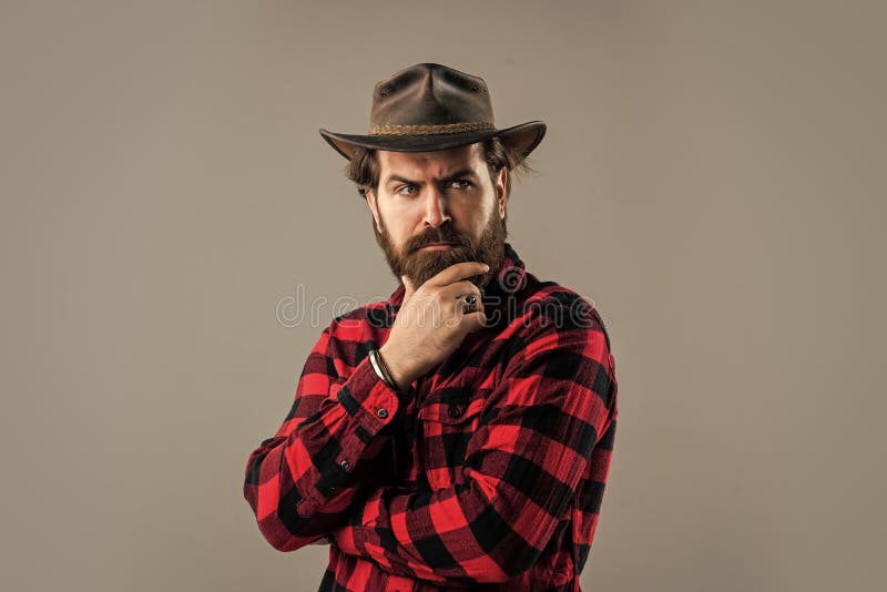 Homem de camisa xadrez casual homem bonito com barba e