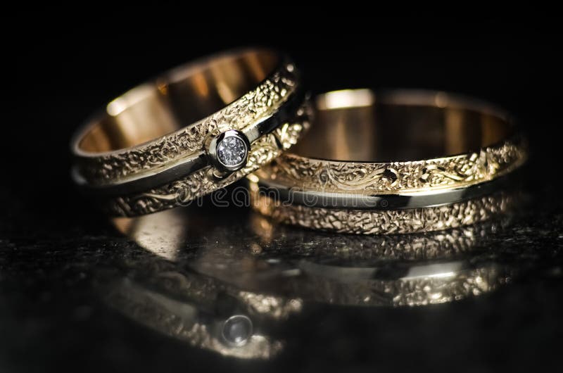 Bonitos Anillos De Compromiso De Boda De Oro Amarillo Y Blanco Con Un Diamante De MÃ¡rmol Negro Con Reflejo Foto de archivo - Imagen de manera: 156618936