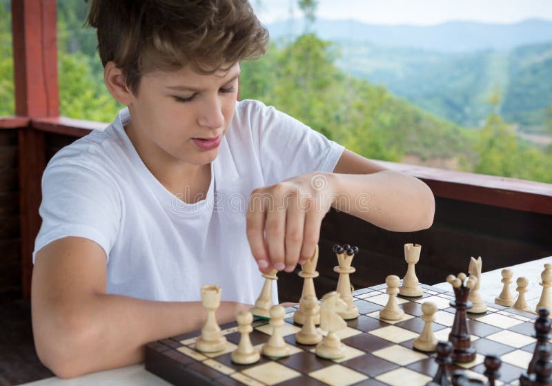 Bonito, Esperto, O Menino Na Camisa Senta-se Na Sala De Aula E Joga-se a  Xadrez No Tabuleiro De Xadrez Treinamento, Lição, Passat Foto de Stock -  Imagem de divertimento, classroom: 132042372