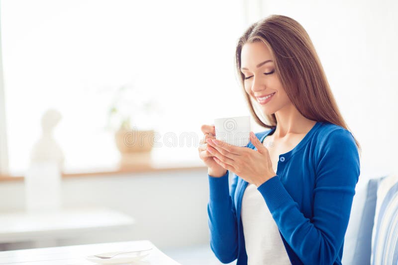 Bonjour ! Fermez-vous vers le haut du portrait du café potable rêveur avec du charme de jeune fille de brune Elle est somnolente images libres de droits Bonjour ! Fermez-vous vers le haut du portrait du café potable rêveur avec du charme de jeune fille de brune Elle est somnolente images libres de droits
