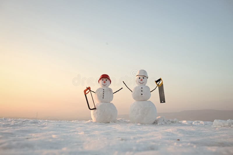 Bonne année avec le bonhomme de neige Couples heureux de Snowmans Célébration de Snowmans Constructeur de bonhomme de neige en hi