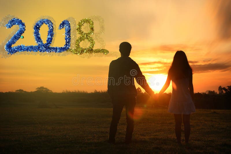 Bonne année 2018, image d'ombre des couples tenant des mains avec images libres de droits Bonne année 2018, image d'ombre des couples tenant des mains avec images libres de droits