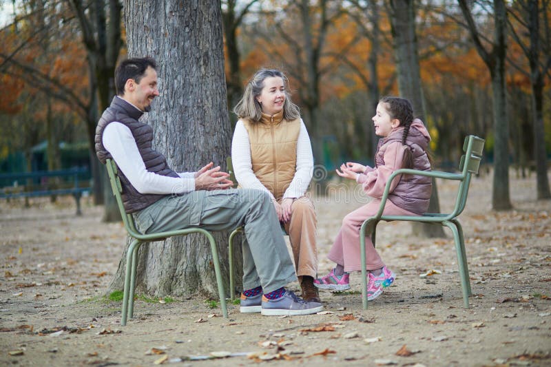 Bonne famille de trois père mère et fille profiter du temps en famille ensemble dans le jardin luxembourgeois de Paris France image stock