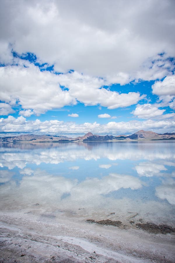 Bonneville soli mieszkania na słonecznym dniu z chmurami Lustrzany odbicie w wodzie zdjęcie stock Bonneville soli mieszkania na słonecznym dniu z chmurami Lustrzany odbicie w wodzie zdjęcie stock
