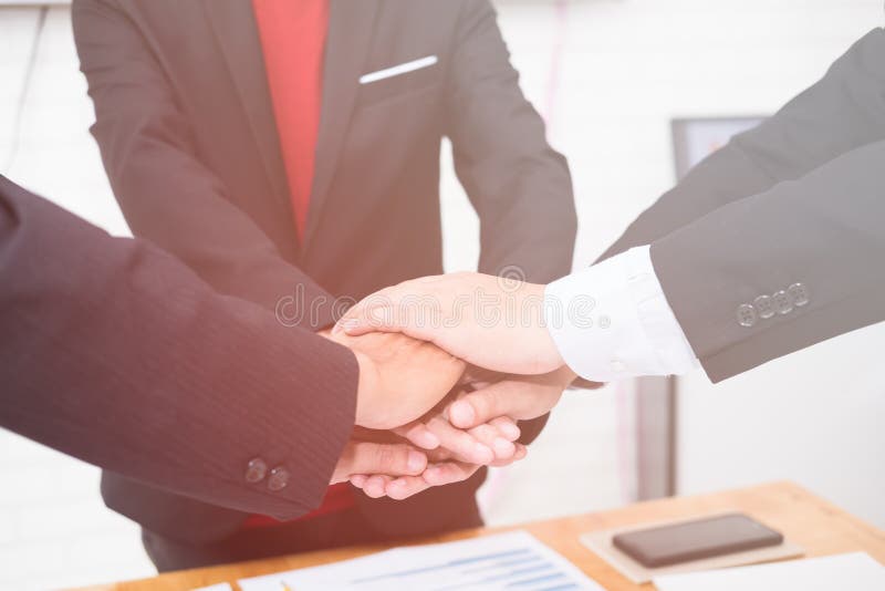 Bons trabalhos de equipa, estratégia do local de trabalho, homens de negócios que encontram-se para discutir fotos de stock royalty free Bons trabalhos de equipa, estratégia do local de trabalho, homens de negócios que encontram-se para discutir fotos de stock royalty free