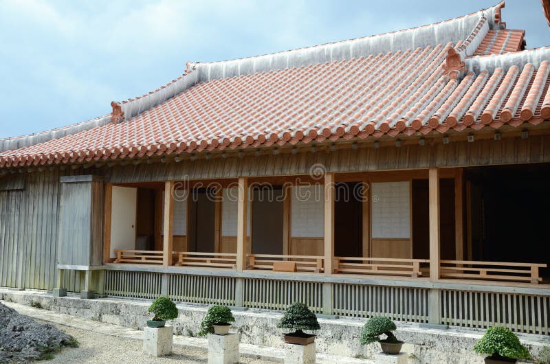 Bonsais und traditionelles japanisches Haus stockbild Bonsais und traditionelles japanisches Haus stockbild