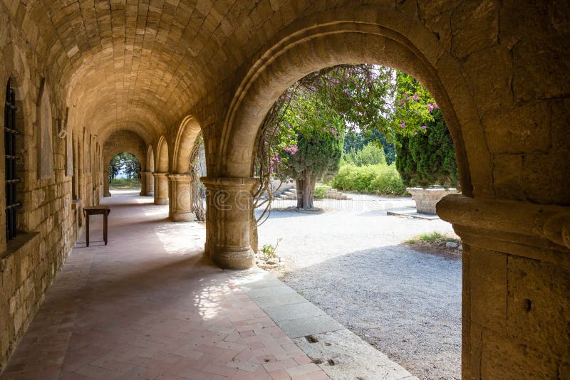 Booggalerij in Filerimos-klooster, het eiland van Rhodos royalty-vrije stock afbeeldingen Booggalerij in Filerimos-klooster, het eiland van Rhodos royalty-vrije stock afbeeldingen