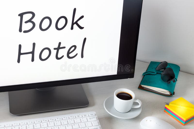 Book Hotel, tekst na monitorze komputerowym Widok biurka z notebookiem, klawiaturą i filiżanką kawy Koncepcja rezerwacji h fotografia royalty free Book Hotel, tekst na monitorze komputerowym Widok biurka z notebookiem, klawiaturą i filiżanką kawy Koncepcja rezerwacji h fotografia royalty free