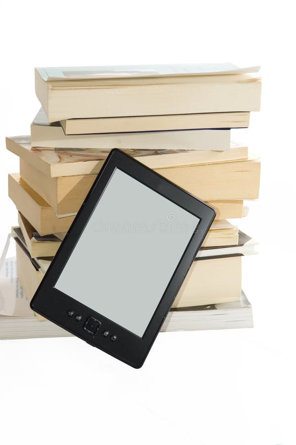 Un  Kindle ebook reader sur une étagère avec des livres de poche.  C'est le Kindle 3 modèle. Pour un usage éditorial uniquement Photo Stock -  Alamy