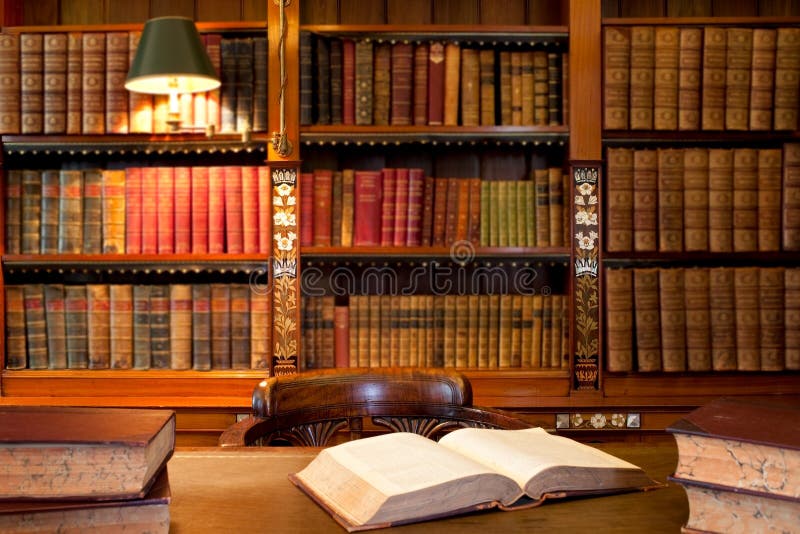 Una collezione di libri e una scrivania in una libreria o in ufficio.