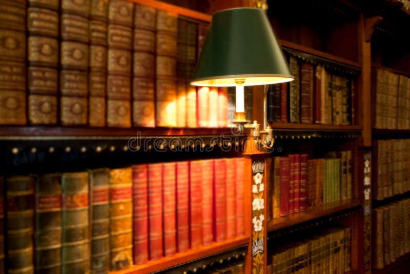 Righe di studio e di consultazione di libri in libreria in legno scaffali o librerie.