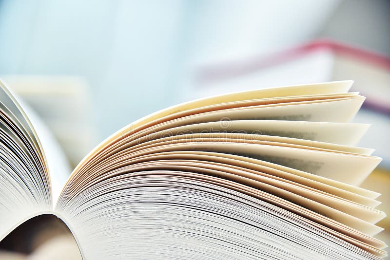 Cărți care se află pe masă în biblioteca publică