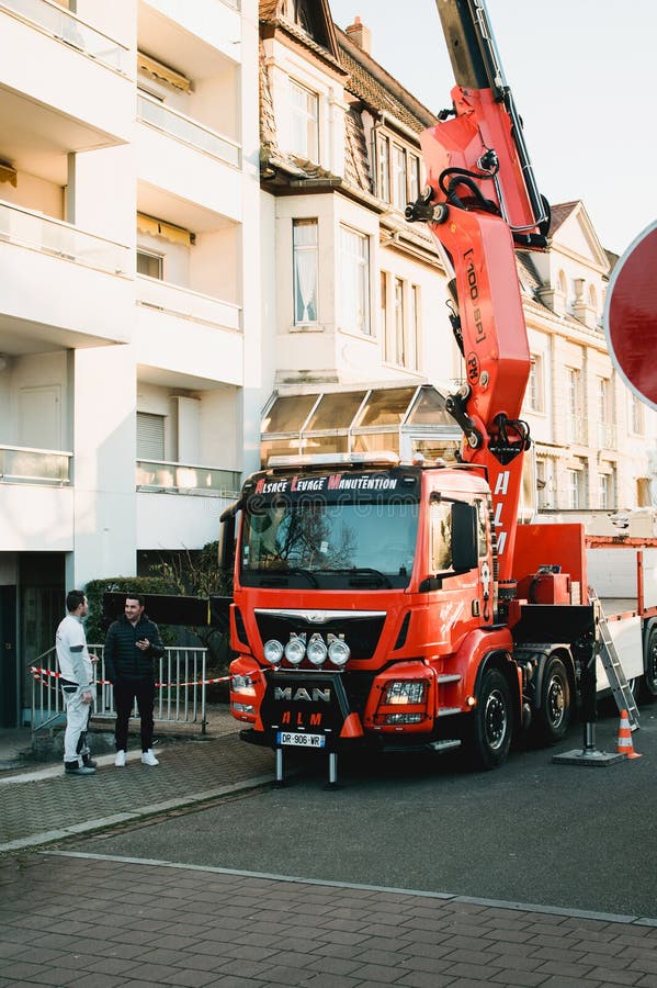 Boom-LKW, der nahe Gebäude arbeitet stockbilder Boom-LKW, der nahe Gebäude arbeitet stockbilder