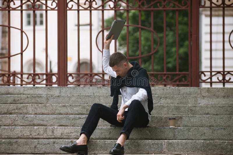 Boos jong mannetje Problemen op het werk stock fotografie Boos jong mannetje Problemen op het werk stock fotografie