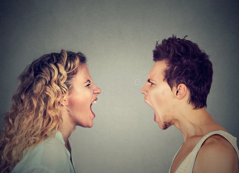 Boos paar die face to face gillen stock afbeeldingen Boos paar die face to face gillen stock afbeeldingen