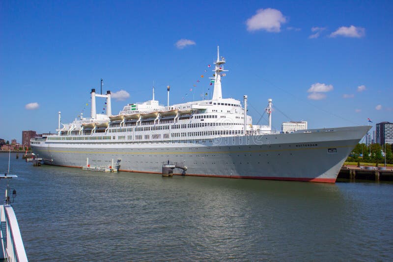 Rotes Boot Rotterdam redaktionelles bild. Bild von wolke 58919570