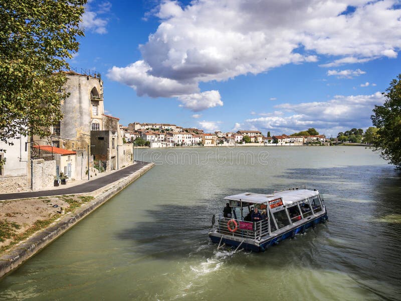 Boot auf Canal du Midi lizenzfreie stockbilder Boot auf Canal du Midi lizenzfreie stockbilder