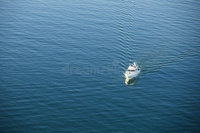 Boot auf Ozeanantenne lizenzfreie stockfotografie Boot auf Ozeanantenne lizenzfreie stockfotografie