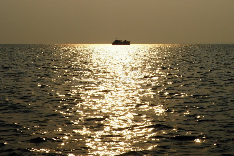 Boot bei Sonnenuntergang in Tapajos-Fluss- Amazonas/Brasilien lizenzfreie stockfotografie Boot bei Sonnenuntergang in Tapajos-Fluss- Amazonas/Brasilien lizenzfreie stockfotografie